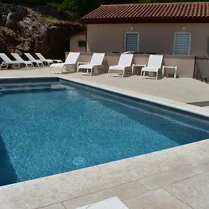 Apartament Anda S Apartmanima I Bazenom, Brseč
